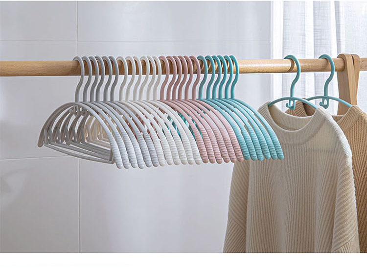ハンガー 20本組 ハンガー セット すべらない アーチ型 跡がつかない 洗濯ハンガー 衣類 肩 跡 つか ない おしゃれ スリム 収納 耐荷重 変形にくい 型崩れしない 軽め 薄型 薄めプラスチック スーツ コート 省スペース
