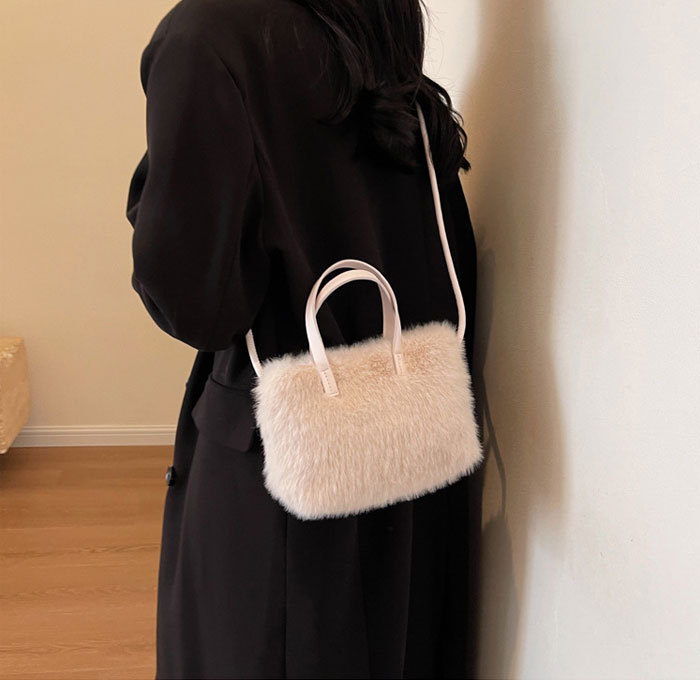 ショルダーバッグ　ハンドバッグ　ミニショルダーバッグ　ボア　2WAY　もこもこ　ボアバッグ　ポシェット　可愛い　ショルダーポーチ　携帯ポシェット　携帯ポーチ　おしゃれ　斜めがけ　大人　旅行　お財布バッグ