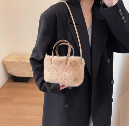 ショルダーバッグ　ハンドバッグ　ミニショルダーバッグ　ボア　2WAY　もこもこ　ボアバッグ　ポシェット　可愛い　ショルダーポーチ　携帯ポシェット　携帯ポーチ　おしゃれ　斜めがけ　大人　旅行　お財布バッグ