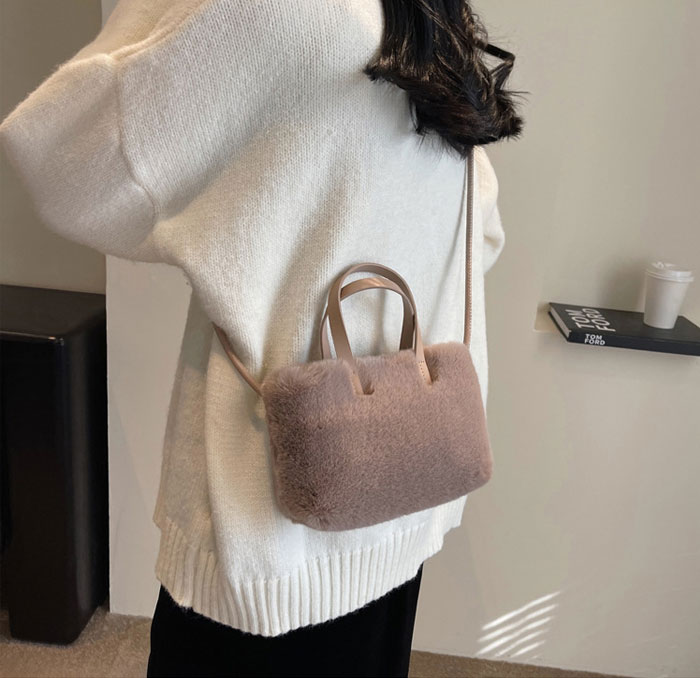 ショルダーバッグ　ハンドバッグ　ミニショルダーバッグ　ボア　2WAY　もこもこ　ボアバッグ　ポシェット　可愛い　ショルダーポーチ　携帯ポシェット　携帯ポーチ　おしゃれ　斜めがけ　大人　旅行　お財布バッグ