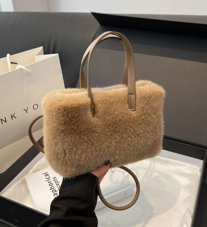 ショルダーバッグ　ハンドバッグ　ミニショルダーバッグ　ボア　2WAY　もこもこ　ボアバッグ　ポシェット　可愛い　ショルダーポーチ　携帯ポシェット　携帯ポーチ　おしゃれ　斜めがけ　大人　旅行　お財布バッグ