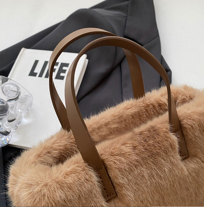 ショルダーバッグ　ハンドバッグ　ミニショルダーバッグ　ボア　2WAY　もこもこ　ボアバッグ　ポシェット　可愛い　ショルダーポーチ　携帯ポシェット　携帯ポーチ　おしゃれ　斜めがけ　大人　旅行　お財布バッグ