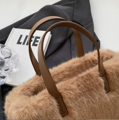 ショルダーバッグ　ハンドバッグ　ミニショルダーバッグ　ボア　2WAY　もこもこ　ボアバッグ　ポシェット　可愛い　ショルダーポーチ　携帯ポシェット　携帯ポーチ　おしゃれ　斜めがけ　大人　旅行　お財布バッグ