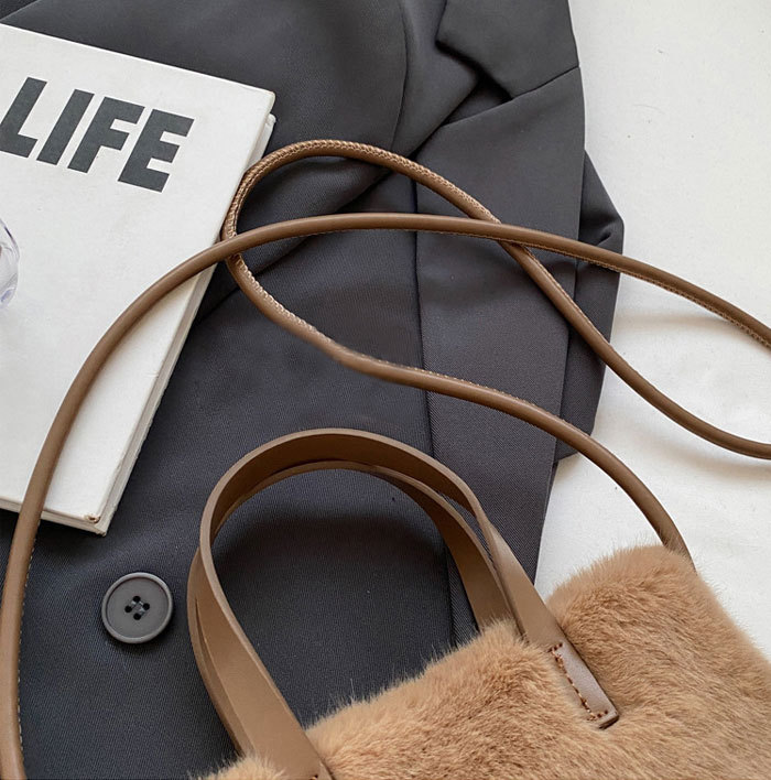 ショルダーバッグ　ハンドバッグ　ミニショルダーバッグ　ボア　2WAY　もこもこ　ボアバッグ　ポシェット　可愛い　ショルダーポーチ　携帯ポシェット　携帯ポーチ　おしゃれ　斜めがけ　大人　旅行　お財布バッグ