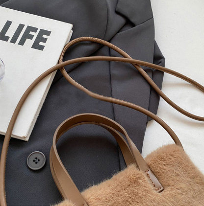 ショルダーバッグ　ハンドバッグ　ミニショルダーバッグ　ボア　2WAY　もこもこ　ボアバッグ　ポシェット　可愛い　ショルダーポーチ　携帯ポシェット　携帯ポーチ　おしゃれ　斜めがけ　大人　旅行　お財布バッグ