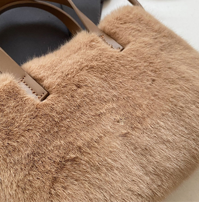 ショルダーバッグ　ハンドバッグ　ミニショルダーバッグ　ボア　2WAY　もこもこ　ボアバッグ　ポシェット　可愛い　ショルダーポーチ　携帯ポシェット　携帯ポーチ　おしゃれ　斜めがけ　大人　旅行　お財布バッグ