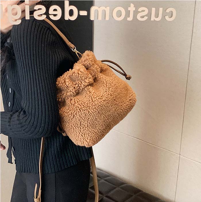 ショルダーバッグ　ボア　2WAY　もこもこ　ハンドバッグ　ボアバッグ　ポシェット　可愛い　ショルダーポーチ　携帯ポシェット　携帯ポーチ　おしゃれ　斜めがけ　大人　旅行　お財布バッグ　小さめ　秋冬　プレゼント　カラー豊富