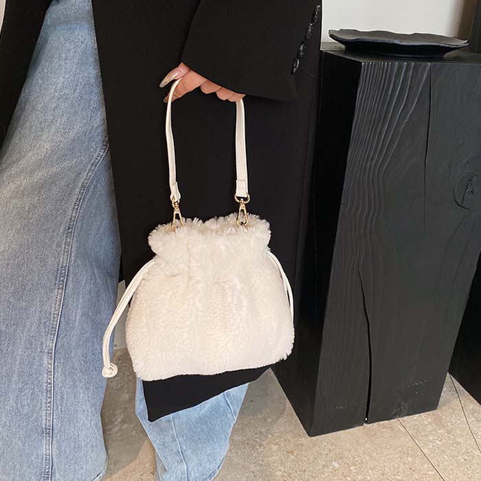 ショルダーバッグ　ボア　2WAY　もこもこ　ハンドバッグ　ボアバッグ　ポシェット　可愛い　ショルダーポーチ　携帯ポシェット　携帯ポーチ　おしゃれ　斜めがけ　大人　旅行　お財布バッグ　小さめ　秋冬　プレゼント　カラー豊富