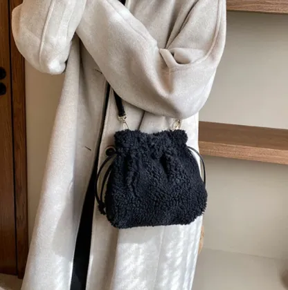 ショルダーバッグ　ボア　2WAY　もこもこ　ハンドバッグ　ボアバッグ　ポシェット　可愛い　ショルダーポーチ　携帯ポシェット　携帯ポーチ　おしゃれ　斜めがけ　大人　旅行　お財布バッグ　小さめ　秋冬　プレゼント　カラー豊富