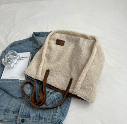 トートバッグ レディース　A4 大きめ ボア 大容量 軽量 軽い 通勤 通学 パソコン PC 入る おしゃれ かわいい カジュアル マザーズバッグ ふわもこ　バッグ 冬 バック 鞄 冬バッグ レディース ファーバック 冬バック