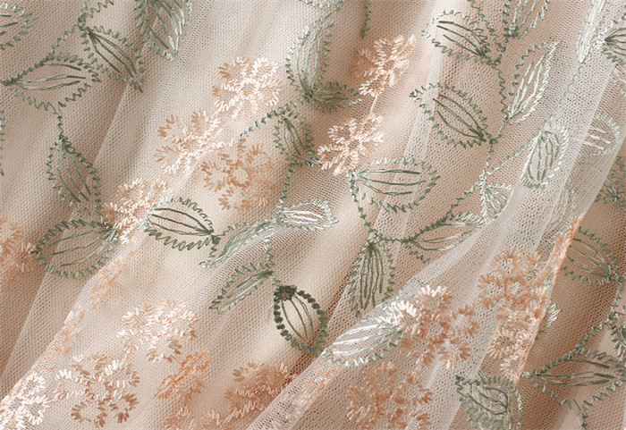 <br>チュールスカート ロング丈 レディース 花柄 総柄 春 春夏 夏 ロングスカート チュール 3層チュール レース刺繍 Aライン フレアスカート ウェストゴム 着痩せ プリーツスカート ボリューム感 裏地あり 体型カバー 大人可愛い おしゃれ 送料無料