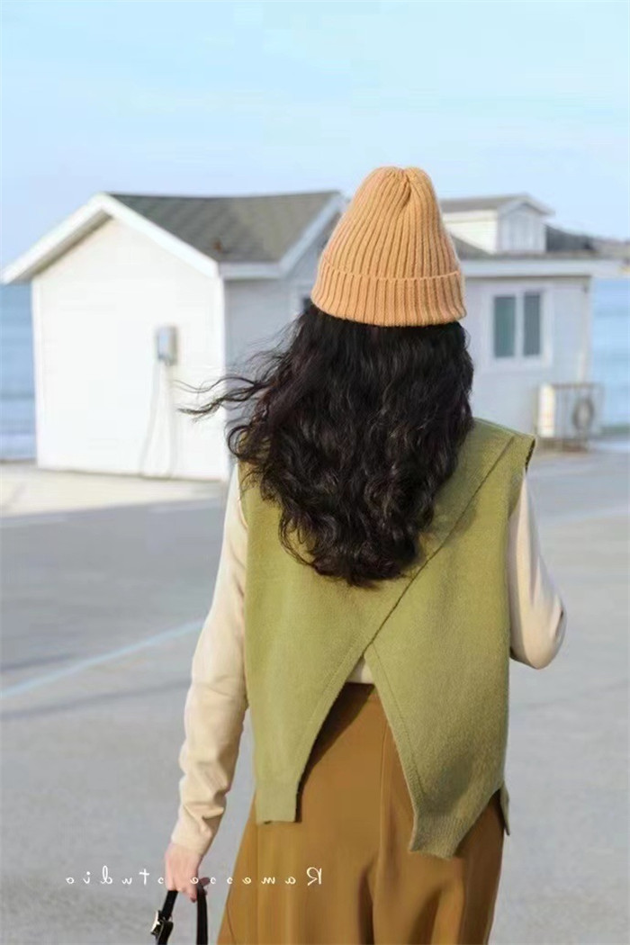 <br>ニット ベスト レディース 秋冬 後ろスリット トップス ニットベスト 大きいサイズ タンクトップ ノースリーブ プルオーバー 無地 レイヤード ニットタンクトップ きれいめ 大人可愛い オーバーサイズ スリット シンプル 通勤 秋 冬 送料無料