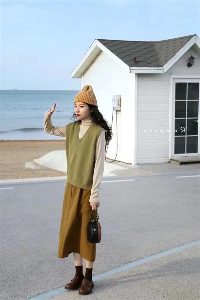 <br>ニット ベスト レディース 秋冬 後ろスリット トップス ニットベスト 大きいサイズ タンクトップ ノースリーブ プルオーバー 無地 レイヤード ニットタンクトップ きれいめ 大人可愛い オーバーサイズ スリット シンプル 通勤 秋 冬 送料無料