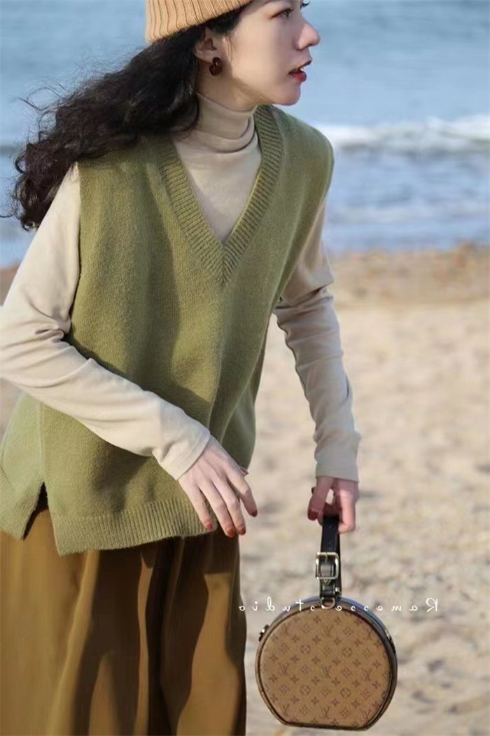 <br>ニット ベスト レディース 秋冬 後ろスリット トップス ニットベスト 大きいサイズ タンクトップ ノースリーブ プルオーバー 無地 レイヤード ニットタンクトップ きれいめ 大人可愛い オーバーサイズ スリット シンプル 通勤 秋 冬 送料無料