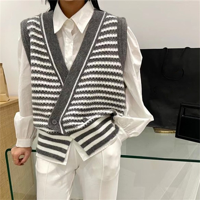 <br>ジレ レディース 秋冬 ニットベスト ニットジレ ニット 厚手 前開き ロングジレ ロングベスト ストライプ 大きいサイズ フード付き 開襟 ポケット ゆったり カーディガン 羽織り おしゃれ 大人可愛い レイヤード 体型カバー 送料無料