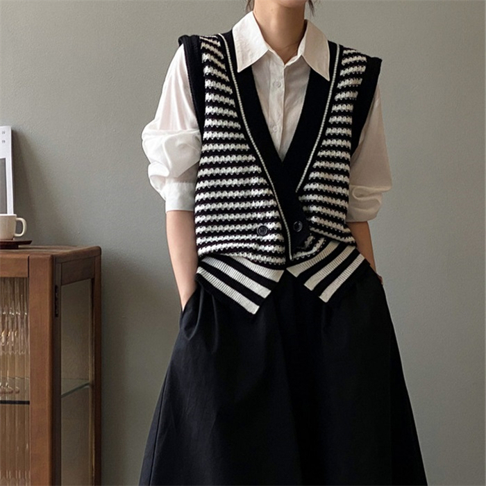 <br>ジレ レディース 秋冬 ニットベスト ニットジレ ニット 厚手 前開き ロングジレ ロングベスト ストライプ 大きいサイズ フード付き 開襟 ポケット ゆったり カーディガン 羽織り おしゃれ 大人可愛い レイヤード 体型カバー 送料無料
