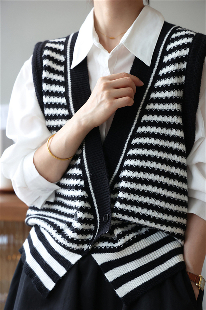 <br>ジレ レディース 秋冬 ニットベスト ニットジレ ニット 厚手 前開き ロングジレ ロングベスト ストライプ 大きいサイズ フード付き 開襟 ポケット ゆったり カーディガン 羽織り おしゃれ 大人可愛い レイヤード 体型カバー 送料無料