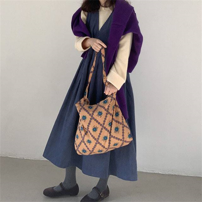 <br>ジャンパースカート 50代 ロング ワンピース 秋 レディース コーデュロイ ジャンスカ Vネック プリーツ サロペットスカート オールインワン 暖かい ノースリーブ タンクワンピース 重ね着 防寒 保温 きれいめ 無地 着痩せ おしゃれ 大人可愛い 送料無料 秋冬
