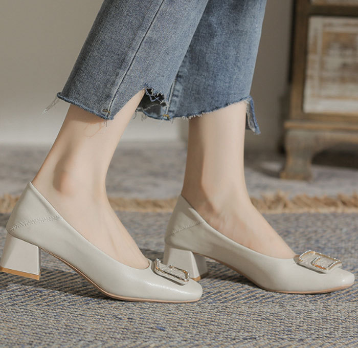 スクエアトゥパンプス パンプス 歩きやすい 疲れない バックルモチーフ レーザー 牛革 本革パンプス 走れるパンプス バックル スクエアトゥ 柔らか ブラック ホワイト 痛くない 太ヒール 通勤 オフィス 結婚式