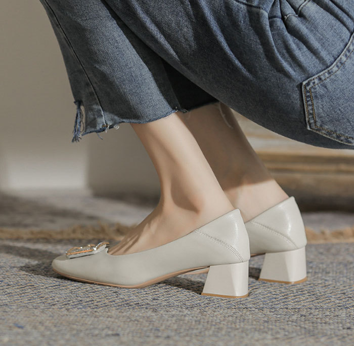 スクエアトゥパンプス パンプス 歩きやすい 疲れない バックルモチーフ レーザー 牛革 本革パンプス 走れるパンプス バックル スクエアトゥ 柔らか ブラック ホワイト 痛くない 太ヒール 通勤 オフィス 結婚式