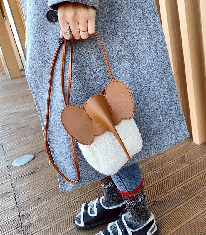 ボアスマホポーチ　もこもこ　スマホポーチ　ボア　秋冬　ポシェット　ミニショルダーバッグ　象模様　可愛い　ショルダーポーチ　携帯ポシェット　携帯ポーチ　ボアバッグ　縦型　おしゃれ　iPhone　斜めがけ　大人　旅行　お財布バッグ　ミニバッグ　ふわふわ