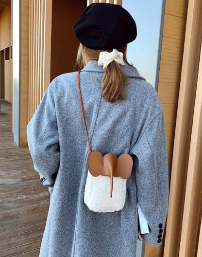 ボアスマホポーチ　もこもこ　スマホポーチ　ボア　秋冬　ポシェット　ミニショルダーバッグ　象模様　可愛い　ショルダーポーチ　携帯ポシェット　携帯ポーチ　ボアバッグ　縦型　おしゃれ　iPhone　斜めがけ　大人　旅行　お財布バッグ　ミニバッグ　ふわふわ