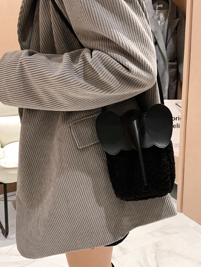 ボアスマホポーチ　もこもこ　スマホポーチ　ボア　秋冬　ポシェット　ミニショルダーバッグ　象模様　可愛い　ショルダーポーチ　携帯ポシェット　携帯ポーチ　ボアバッグ　縦型　おしゃれ　iPhone　斜めがけ　大人　旅行　お財布バッグ　ミニバッグ　ふわふわ