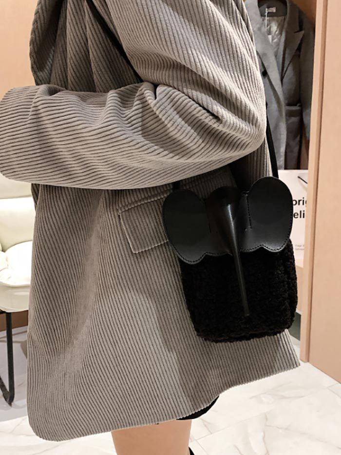 ボアスマホポーチ　もこもこ　スマホポーチ　ボア　秋冬　ポシェット　ミニショルダーバッグ　象模様　可愛い　ショルダーポーチ　携帯ポシェット　携帯ポーチ　ボアバッグ　縦型　おしゃれ　iPhone　斜めがけ　大人　旅行　お財布バッグ　ミニバッグ　ふわふわ