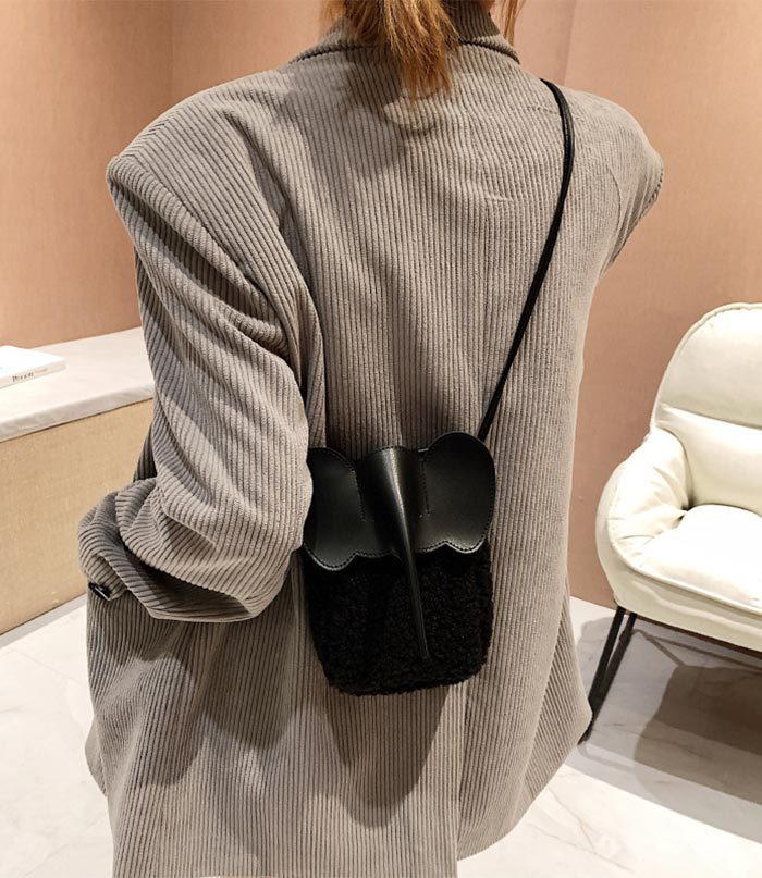 ボアスマホポーチ　もこもこ　スマホポーチ　ボア　秋冬　ポシェット　ミニショルダーバッグ　象模様　可愛い　ショルダーポーチ　携帯ポシェット　携帯ポーチ　ボアバッグ　縦型　おしゃれ　iPhone　斜めがけ　大人　旅行　お財布バッグ　ミニバッグ　ふわふわ