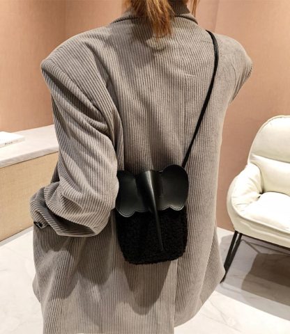 ボアスマホポーチ　もこもこ　スマホポーチ　ボア　秋冬　ポシェット　ミニショルダーバッグ　象模様　可愛い　ショルダーポーチ　携帯ポシェット　携帯ポーチ　ボアバッグ　縦型　おしゃれ　iPhone　斜めがけ　大人　旅行　お財布バッグ　ミニバッグ　ふわふわ