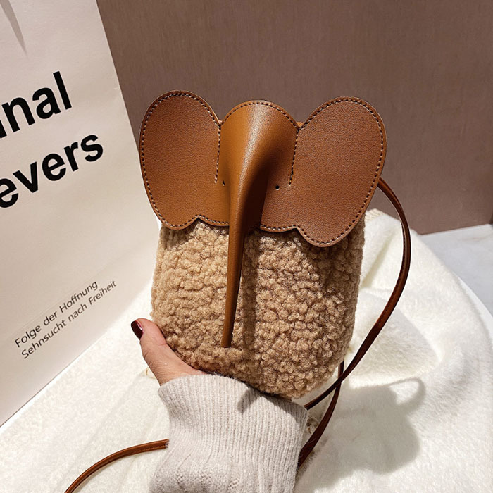 ボアスマホポーチ　もこもこ　スマホポーチ　ボア　秋冬　ポシェット　ミニショルダーバッグ　象模様　可愛い　ショルダーポーチ　携帯ポシェット　携帯ポーチ　ボアバッグ　縦型　おしゃれ　iPhone　斜めがけ　大人　旅行　お財布バッグ　ミニバッグ　ふわふわ