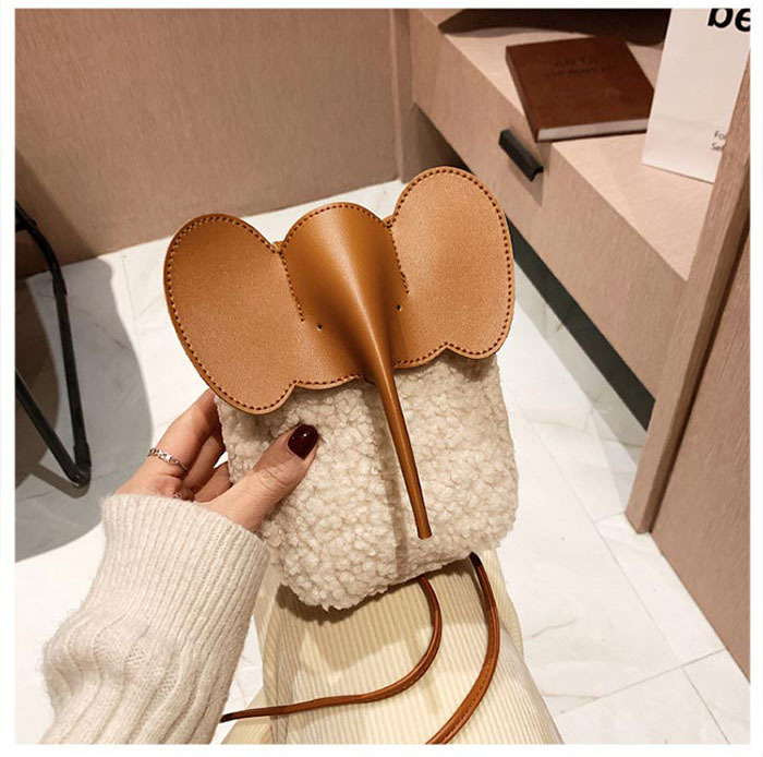 ボアスマホポーチ　もこもこ　スマホポーチ　ボア　秋冬　ポシェット　ミニショルダーバッグ　象模様　可愛い　ショルダーポーチ　携帯ポシェット　携帯ポーチ　ボアバッグ　縦型　おしゃれ　iPhone　斜めがけ　大人　旅行　お財布バッグ　ミニバッグ　ふわふわ