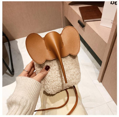 ボアスマホポーチ　もこもこ　スマホポーチ　ボア　秋冬　ポシェット　ミニショルダーバッグ　象模様　可愛い　ショルダーポーチ　携帯ポシェット　携帯ポーチ　ボアバッグ　縦型　おしゃれ　iPhone　斜めがけ　大人　旅行　お財布バッグ　ミニバッグ　ふわふわ