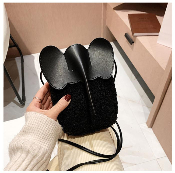 ボアスマホポーチ　もこもこ　スマホポーチ　ボア　秋冬　ポシェット　ミニショルダーバッグ　象模様　可愛い　ショルダーポーチ　携帯ポシェット　携帯ポーチ　ボアバッグ　縦型　おしゃれ　iPhone　斜めがけ　大人　旅行　お財布バッグ　ミニバッグ　ふわふわ