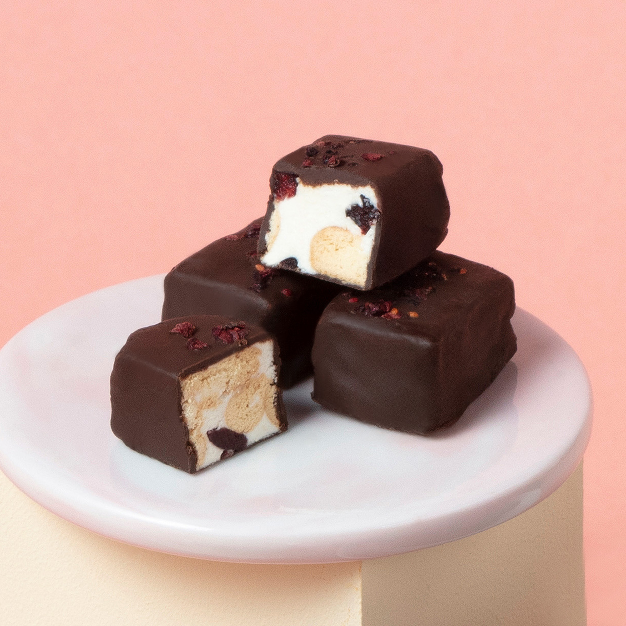 Light and crispy nougat snack