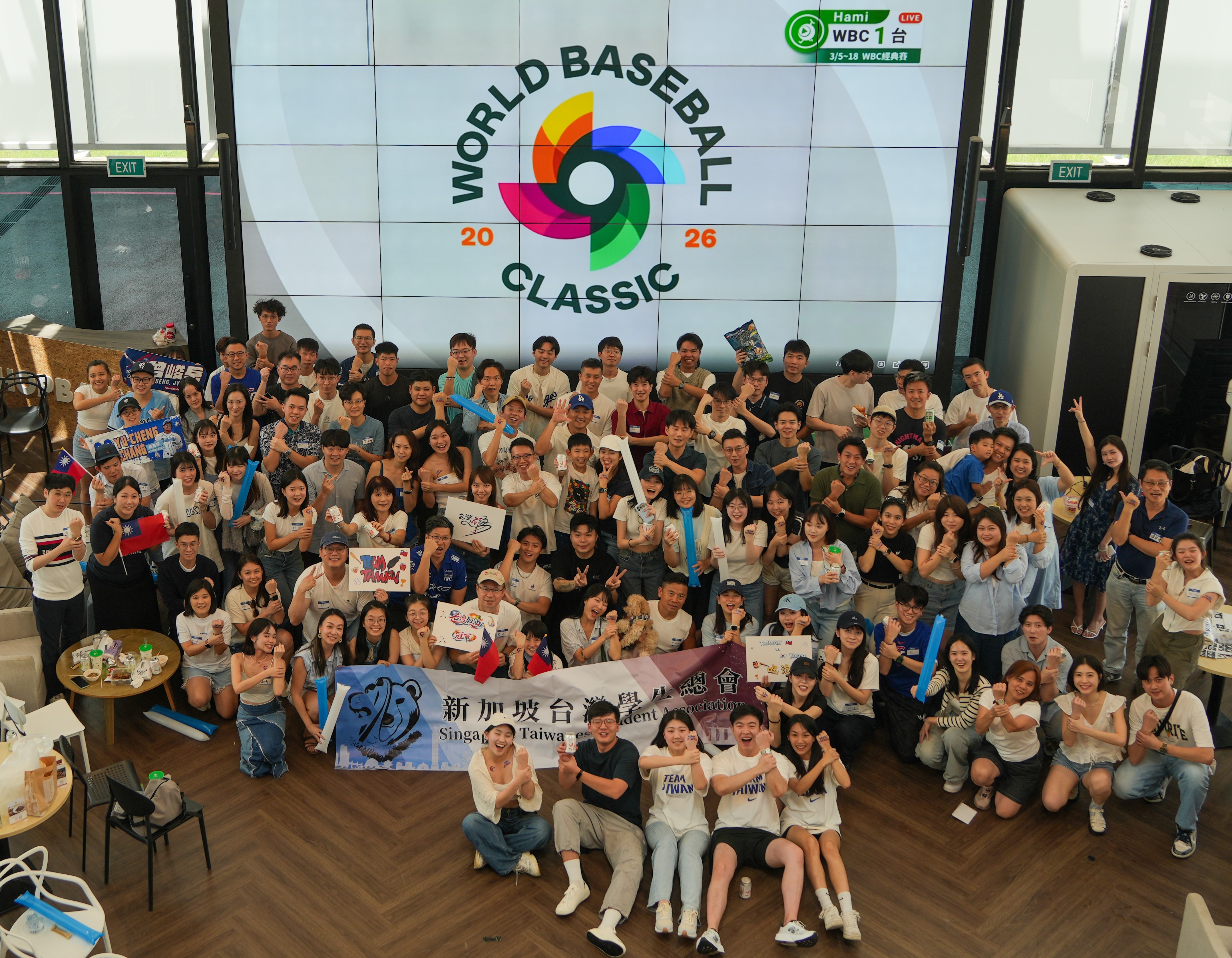 At the live screening venue in Singapore, passionate students from the Singapore Taiwanese Student Association (STSA) gathered to cheer.