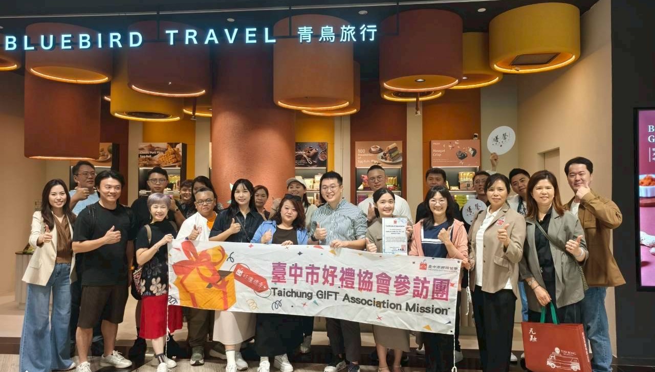 Bluebird Travel was honored to host a delegation from the Taichung Gift Association at our flagship store in the iconic Jewel Changi Airport.
