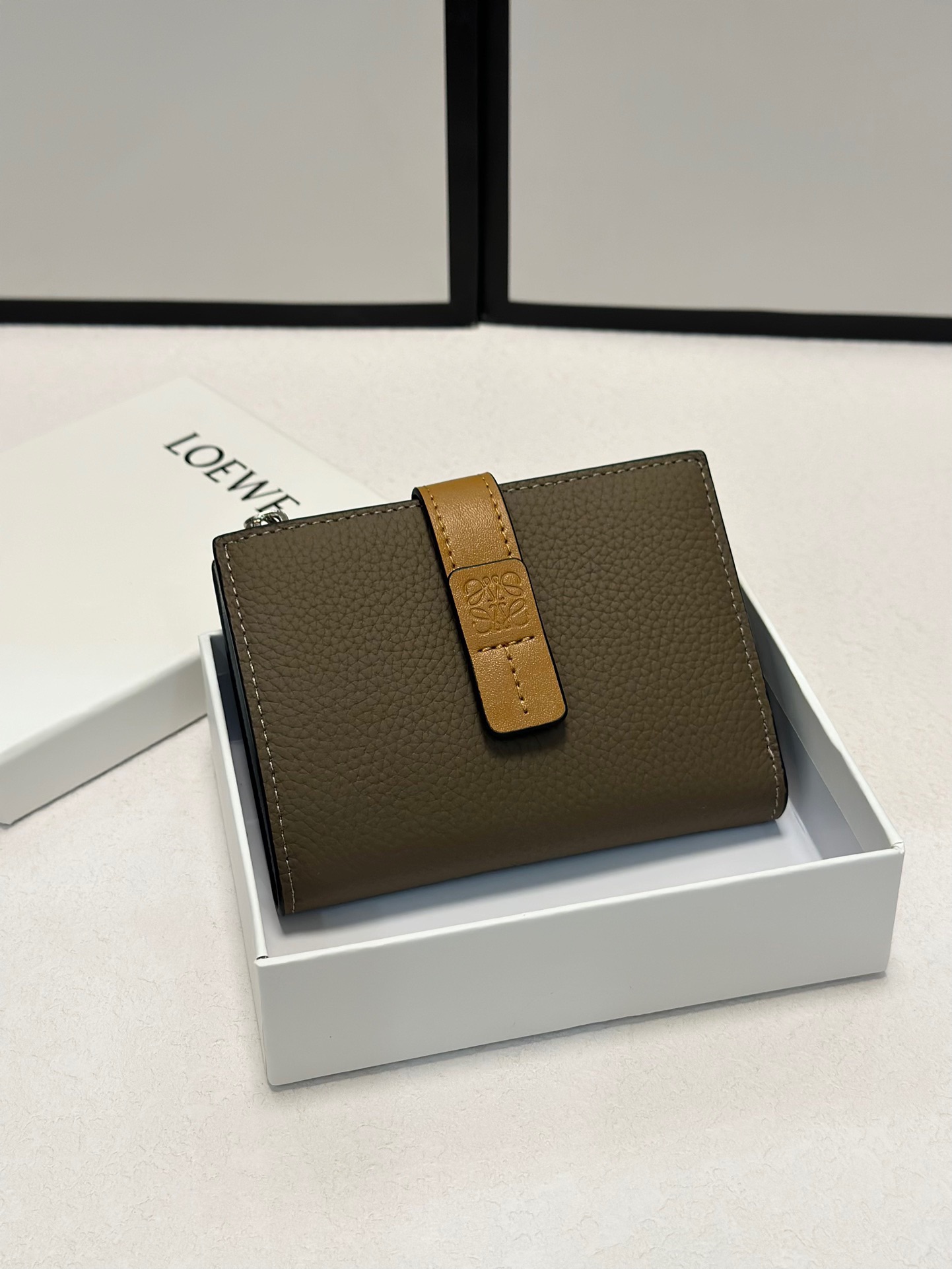 ロエベ アナグラム 二つ折り財布