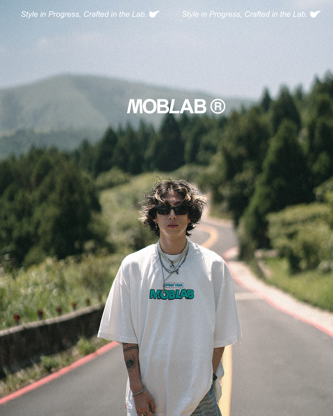 MOBLAB VIBIN' HIGH HAND DRAWING LOGO T-SHIRT