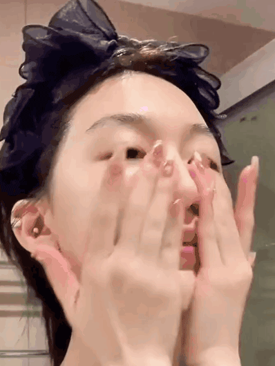 台灣 30 天爆賣 29.8 萬 +！向美博士黃金膠原蛋白抗皺霜，含黑靈芝、三肽 - 1、乙醯基六肽 - 8 等核心成分，撫平八大皺紋。97% 淡化細紋、91% 緊緻彈潤，無添加敏肌適用，補水保濕還提亮