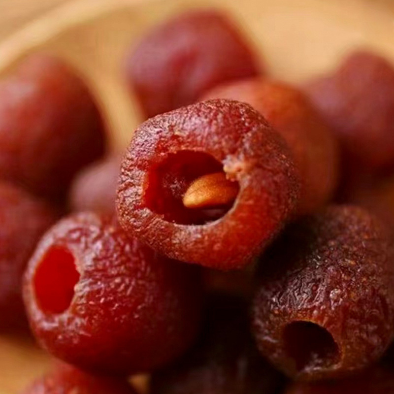 台灣新竹農場特級無核空心山楂！零蔗糖 + 零添加色素 / 防腐劑 / 香精，自然農法草生栽培，新鮮原果去核後低溫烘製。6 分酸 4 分甜软糯有嚼勁，無核即食超方便，還能促消化