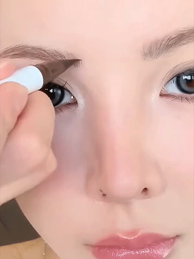 台灣爆款魔卡如茵四叉水眉笔！0.01mm 細尖 + 四叉設計，3 秒勾勒根根分明野生眉，新手手殘黨也能輕鬆駕馭。10H 防水防汗持妝，成膜黑科技不脫妝不斑驳，三個色號适配不同髮色