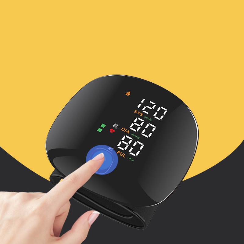 全自動腕式血壓測量儀！升級款大螢幕觸控，智慧語音播報 + 三色顯示血壓水平，自動偵測心率與心律不整並提醒。 記憶存儲，USB 充電便攜