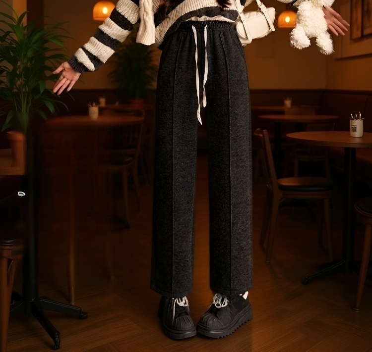 ストレートレッグシルエットのフリース裏地付きパンツ