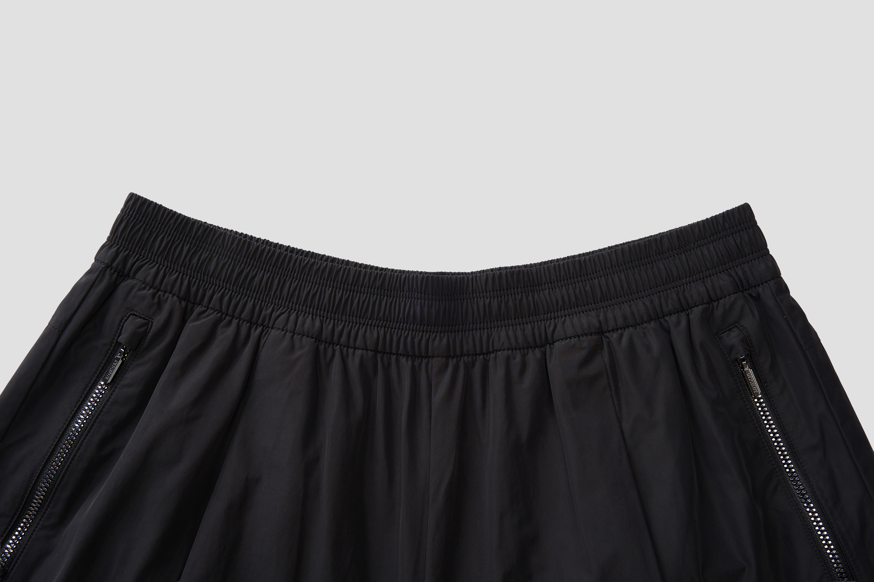 WOMEN'S STUDIO SHORTS