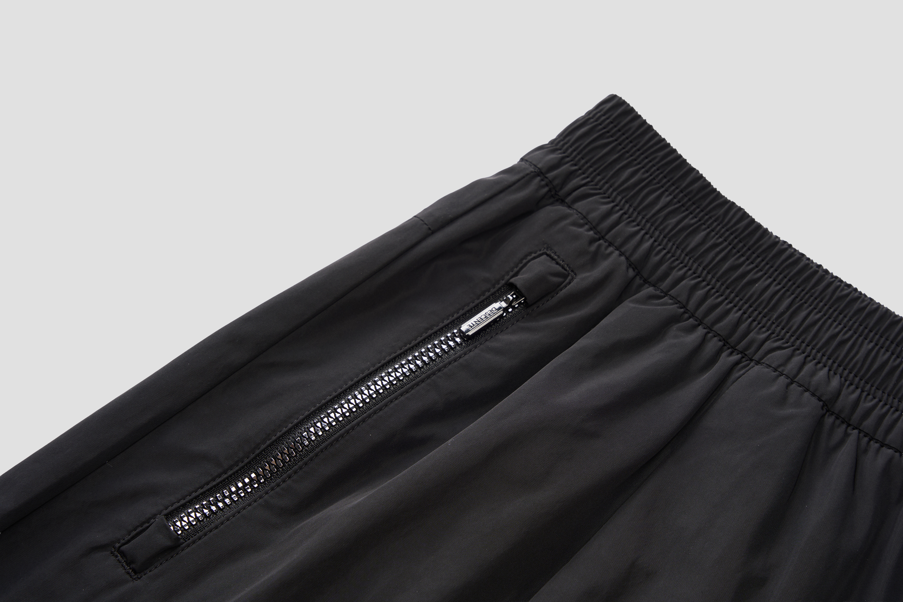 WOMEN'S STUDIO SHORTS