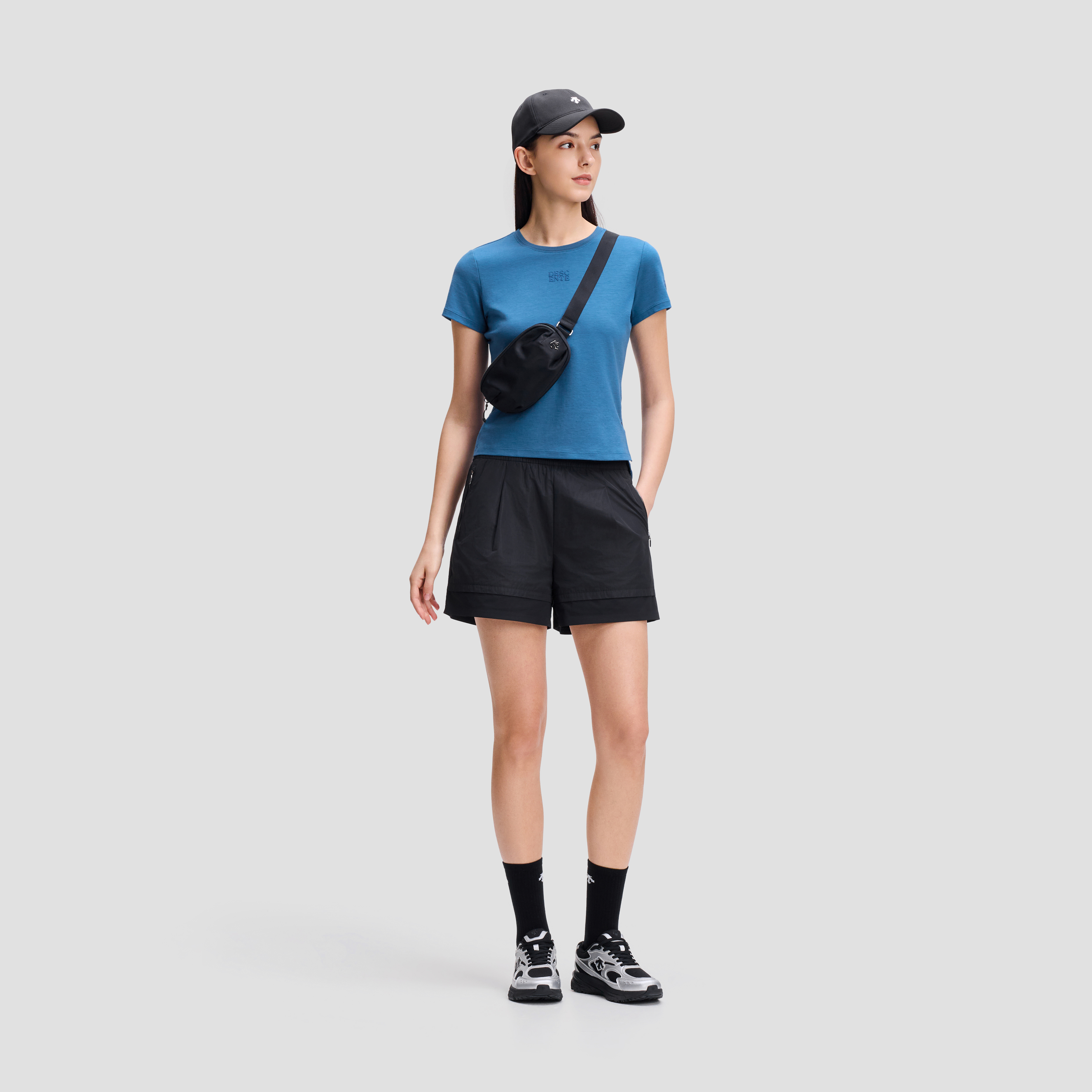 WOMEN'S STUDIO SHORTS