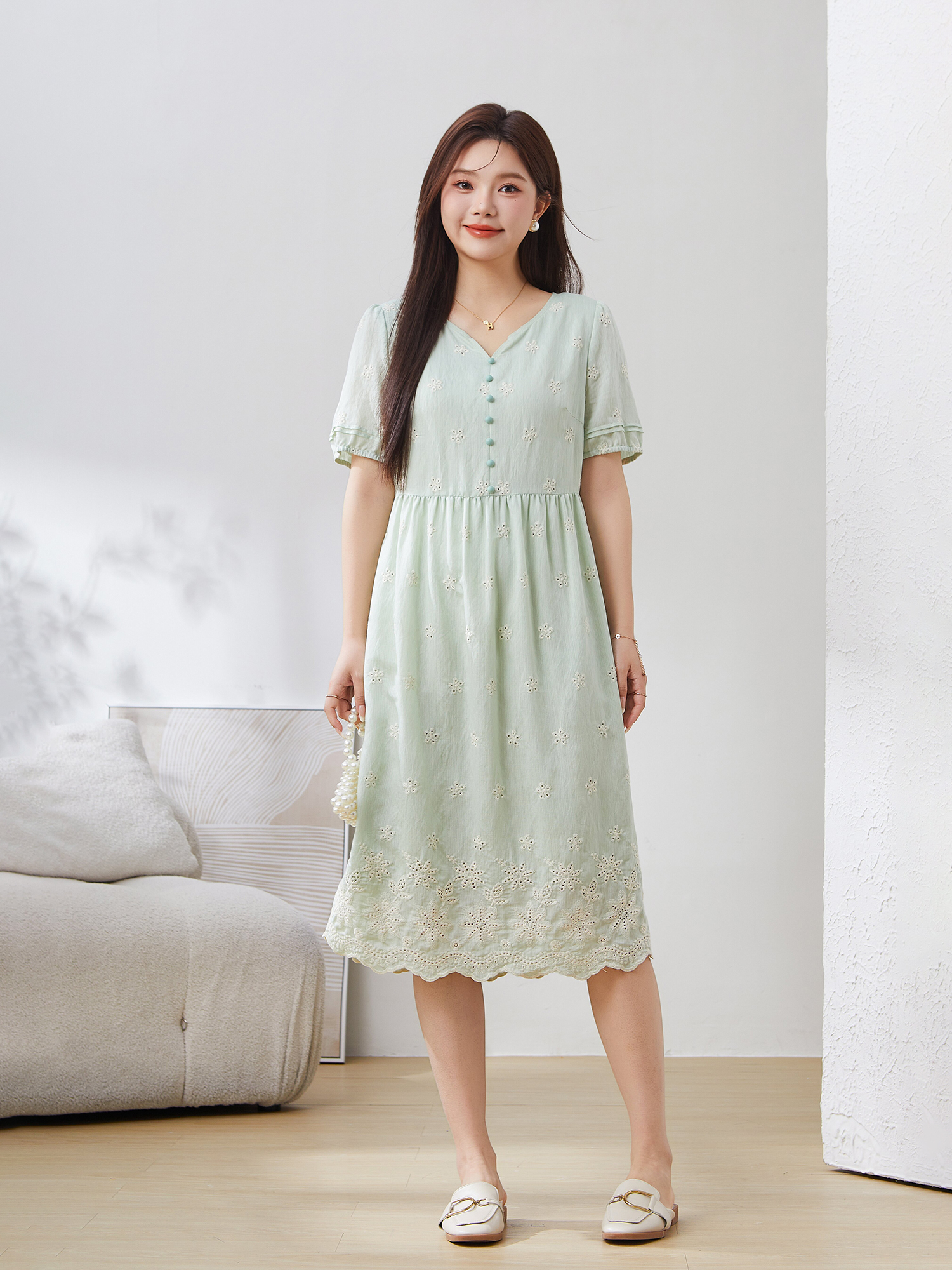 Embroidered Small V-neck Elegant Dress EXQ5086