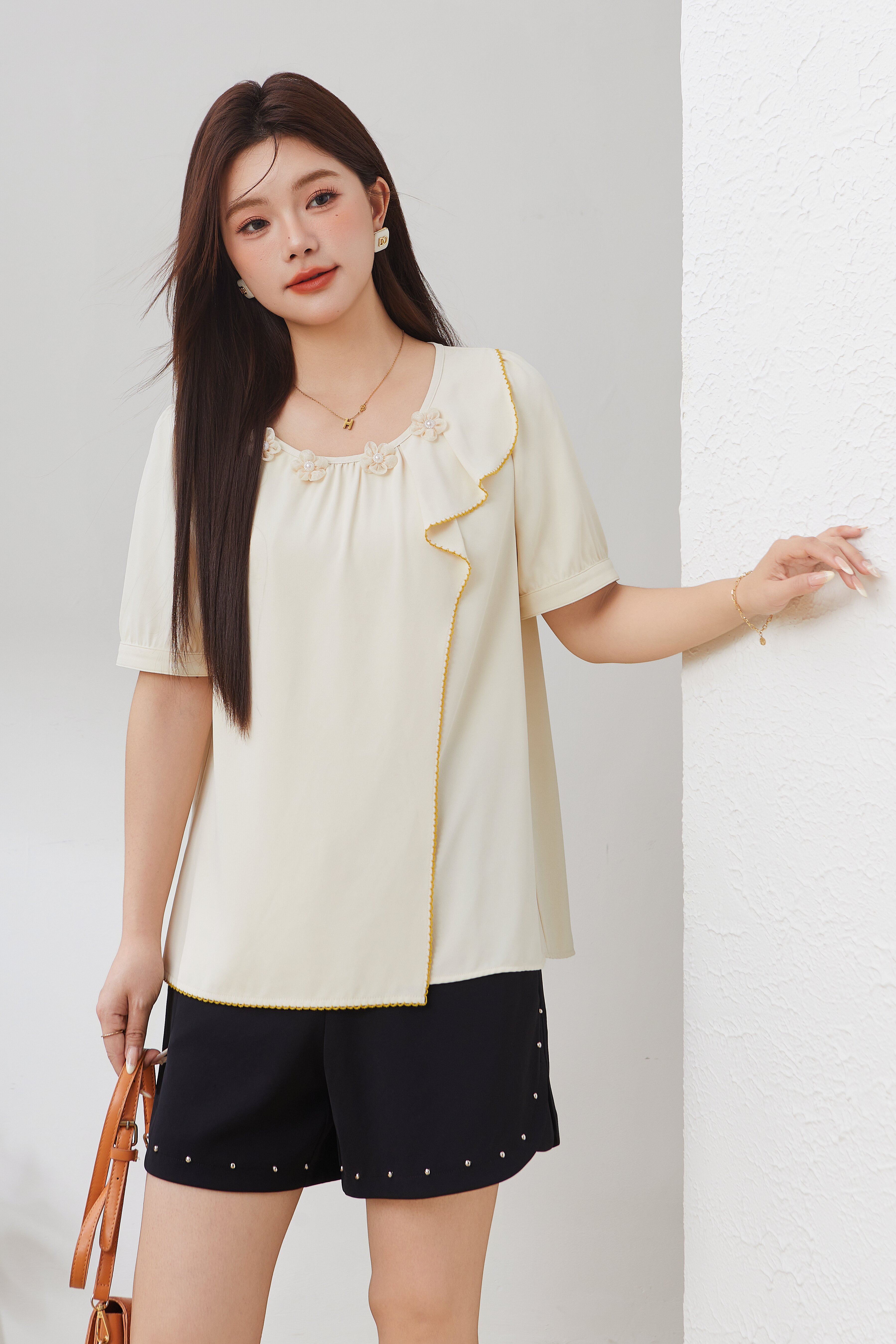 Ruffled Edge Embroidered Blouse EXA3055