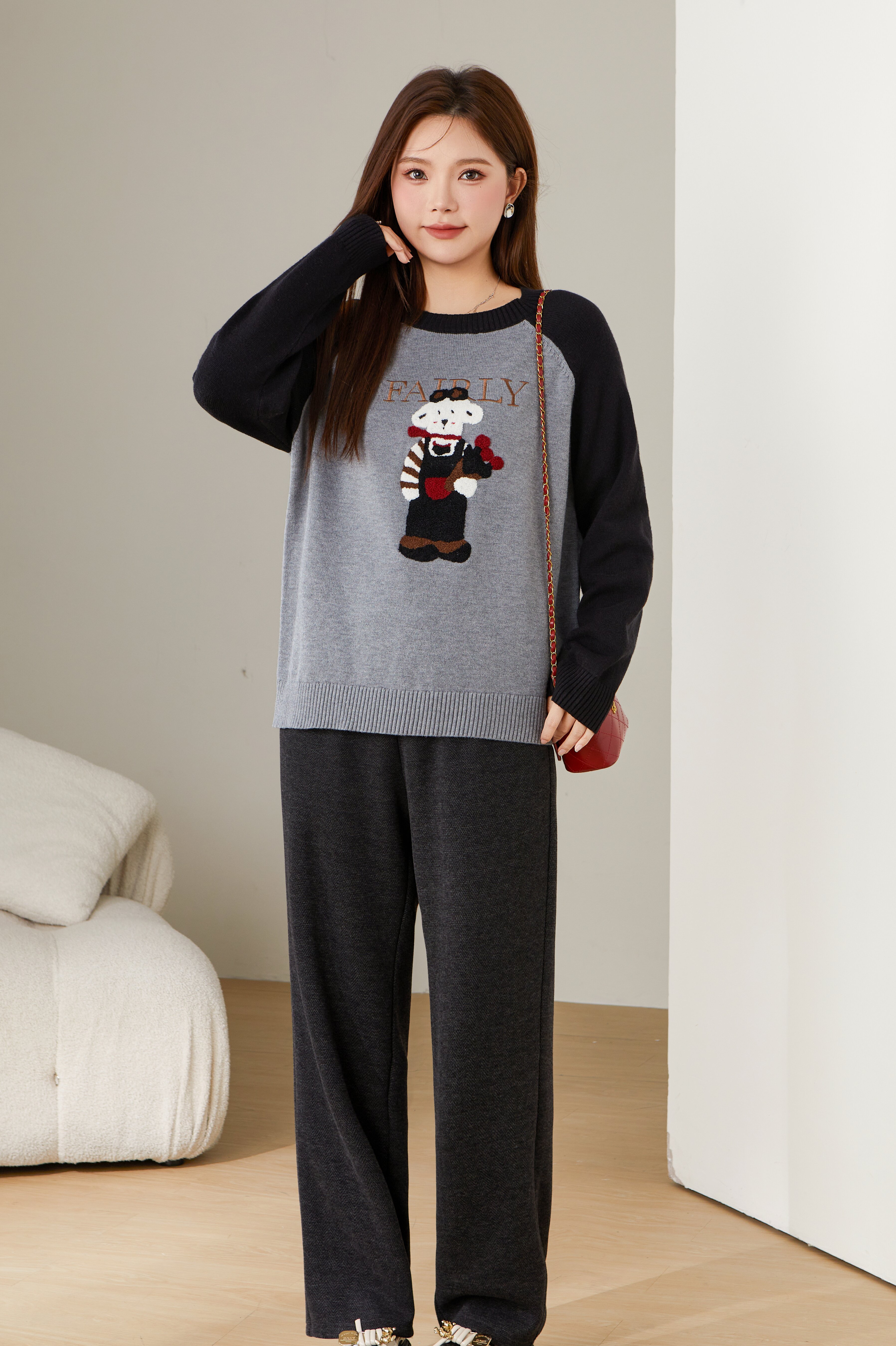 Embroidered towel sweater with contrasting shoulder sleeves DDMY2527